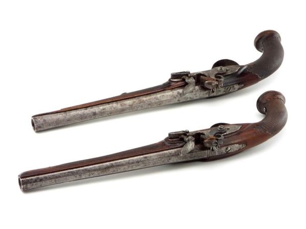 LOT 40: A FINE PAIR OF FRENCH FLINTLOCK DUELLING PISTOLS - Image 7