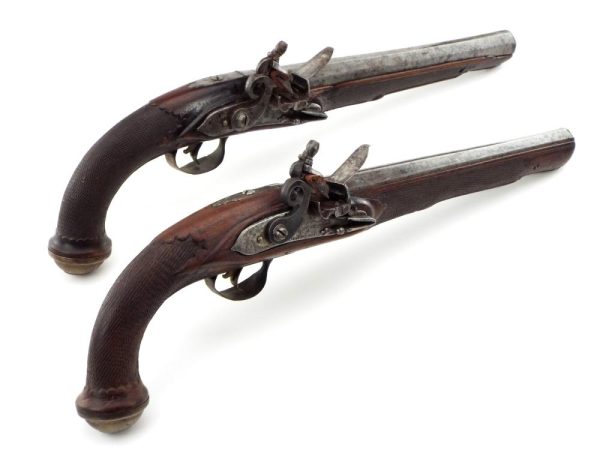 LOT 40: A FINE PAIR OF FRENCH FLINTLOCK DUELLING PISTOLS - Image 2