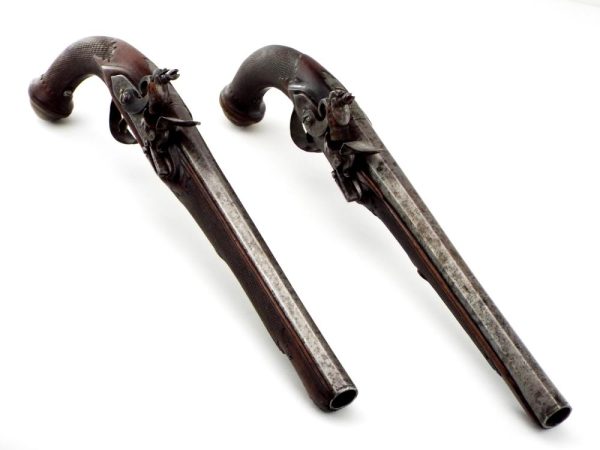 LOT 40: A FINE PAIR OF FRENCH FLINTLOCK DUELLING PISTOLS - Image 3